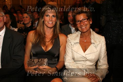Amsterdam 11 september 2006
Modeshow Frans Molenaar in het Amstel Hotel.  Damielle Overgaag en janine v d Ende kijken naar trouwjurk