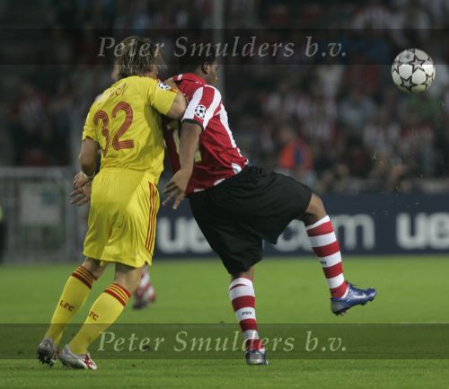 Eindhoven, 12 September 2006 Eerste wedstrijd ChampionsLeague Seizoen 2006/2007 eindstand 0-0
Jefferson Farfan wordt in de rug geduwd door Boudewijn Zenden