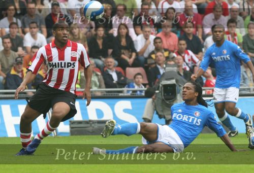Eindhoven, 17 September 2006
Kompetitiewedstrijd PSV-Feyenoord, eindstand 2-1
Jefferson Farfan in duel met Serginho Greene
© Foto Ronald Otter