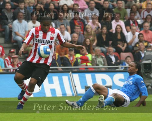 Eindhoven, 17 September 2006
Kompetitiewedstrijd PSV-Feyenoord, eindstand 2-1
Jefferson Farfan in duel met Serginho Green en Dwight Tiendalli van Feyenoord
© Foto Ronald Otter