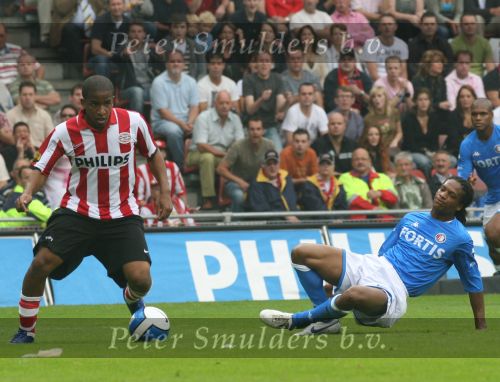 Eindhoven, 17 September 2006
Kompetitiewedstrijd PSV-Feyenoord, eindstand 2-1
Jefferson Farfan in duel met Serginho Green en Dwight Tiendalli van Feyenoord
© Foto Ronald Otter