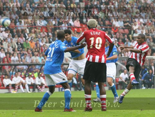 Eindhoven, 17 September 2006
Kompetitiewedstrijd PSV-Feyenoord, eindstand 2-1
Jefferson Farfan probeert tot scoren te komen
© Foto Ronald Otter