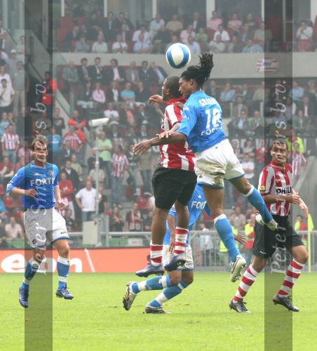 Eindhoven, 17 September 2006
Kompetitiewedstrijd PSV-Feyenoord, eindstand 2-1
Jefferson Farfan en Arouna Kone in een kopduel met Serginho Green 
© Foto Ronald Otter