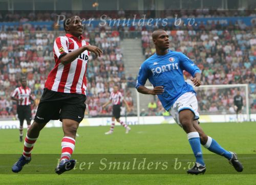 Eindhoven, 17 September 2006
Kompetitiewedstrijd PSV-Feyenoord, eindstand 2-1
Jefferson Farfan in duel met Andre Bahia
