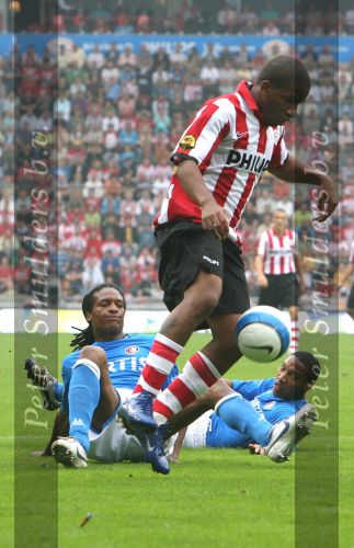 Eindhoven, 17 September 2006
Kompetitiewedstrijd PSV-Feyenoord, eindstand 2-1
Jefferson Farfan in duel met Serginho Greene.