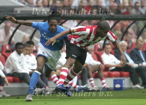 Eindhoven, 17 September 2006
Kompetitiewedstrijd PSV-Feyenoord, eindstand 2-1
Jefferson Farfan in duel met Serginho Greene.