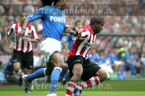 Eindhoven, 17 September 2006
Kompetitiewedstrijd PSV-Feyenoord, eindstand 2-1
Jefferson Farfan in duel met Serginho Greene.
