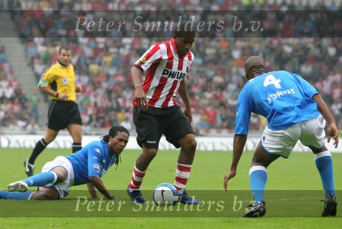 Eindhoven, 17 September 2006
Kompetitiewedstrijd PSV-Feyenoord, eindstand 2-1
Jefferson Farfan in duel met Serginho Greene en Andre Bahia.
