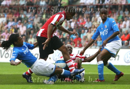 Eindhoven, 17 September 2006
Kompetitiewedstrijd PSV-Feyenoord, eindstand 2-1
Jefferson Farfan en Arouna Kone in duel met Serginho Greene en Dwight Tiendalli