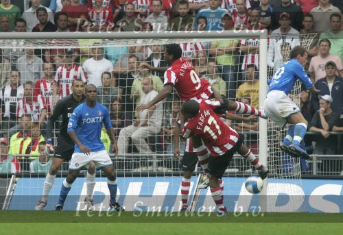 Eindhoven, 17 September 2006
Kompetitiewedstrijd PSV-Feyenoord, eindstand 2-1
Jefferson Farfan wordt geblesseerd door zijn ploeggenoot Patrick Kluivert rechts Nick Hofs