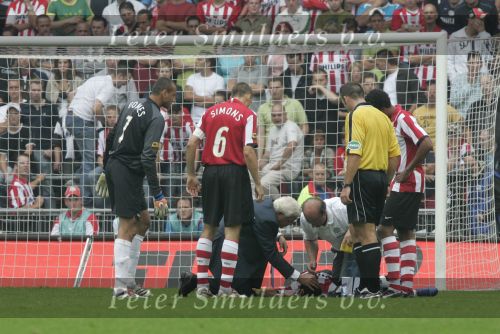 Eindhoven, 17 September 2006
Kompetitiewedstrijd PSV-Feyenoord, eindstand 2-1
Jefferson Farfan valt geblesseerd uit.
Verder op de foto Cees Rein v d Hoogenband en Mart v d Heuvel
