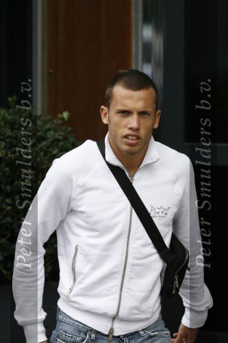 Eindhoven, 4 September 2006
Philips Stadion, bijeenkomst eerste training Nederlands elftal voor de wedstrijd tegen Wit Rusland.
John Heitinga bij aankomst
