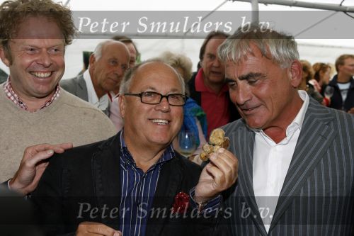 Hilversum 29 augustus 2006
Presentatie kookboek Rick Felderhof.
Rick Felderhof met witte truffel en Joop Braakhekke