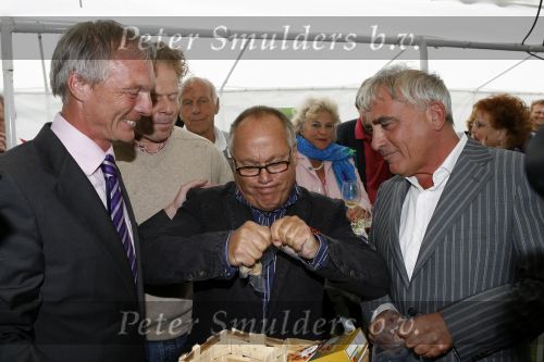 Hilversum 29 augustus 2006
Presentatie kookboek Rick Felderhof.
Rick Felderhof met witte truffel en Joop Braakhekke