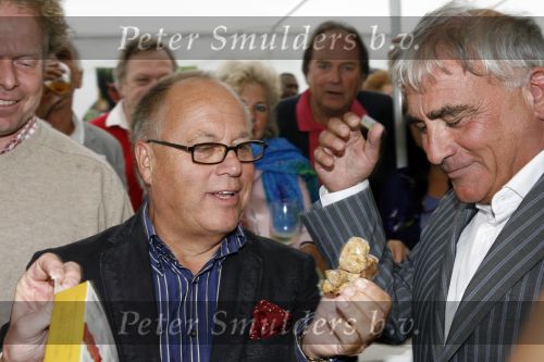 Hilversum 29 augustus 2006
Presentatie kookboek Rick Felderhof.
Rick Felderhof met witte truffel en Joop Braakhekke
