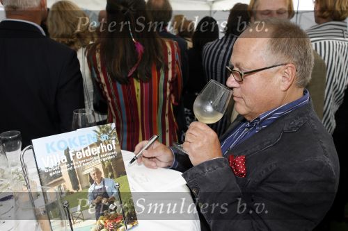 Hilversum 29 augustus 2006
Presentatie kookboek Rick Felderhof.
Joop Braakhekke met wijn