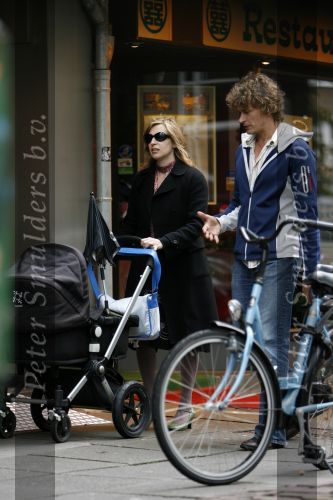 Amsterdam 30 augustus 2006
Jop de Vries  met zijn vriendin achet de kinderwagen.