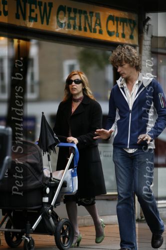 Amsterdam 30 augustus 2006
Jop de Vries  met zijn vriendin achet de kinderwagen.
