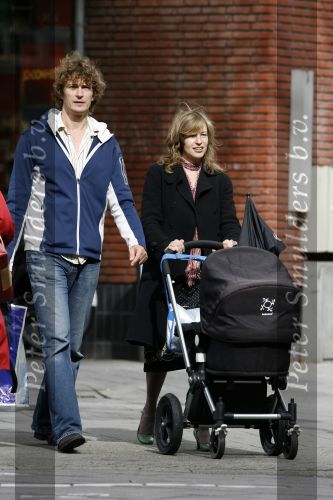 Amsterdam 30 augustus 2006
Jop de Vries  met zijn vriendin achet de kinderwagen.