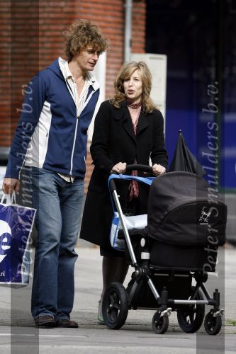 Amsterdam 30 augustus 2006
Jop de Vries  met zijn vriendin achet de kinderwagen.