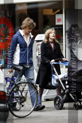 Amsterdam 30 augustus 2006
Jop de Vries  met zijn vriendin achet de kinderwagen.