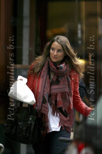Amsterdam 5 september 2006
Lieke v Lexmond doet boodschappen op de cornelis schuytstraat.