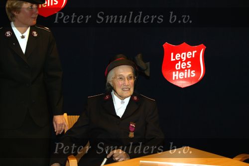 Baarn 23 april 2003
koningin beatrix op bezoek bij bejaarden met Majoor Bosshardt
bejaardenverzorgster