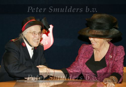 Baarn 23 april 2003
koningin beatrix op bezoek bij bejaarden met Majoor Majoor Bosshardt