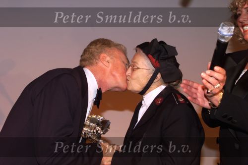AMSTERDAM 29 OKTOBER 2001
Parel van Nederland verkiezing.  
Andre v Duin met Majoor Bosshardt kussend