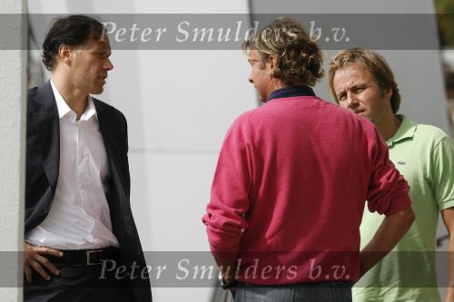 Eindhoven, 4 September 2006
Philips Stadion, bijeenkomst eerste training Nederlands elftal voor de wedstrijd tegen Wit Rusland.
Hans Kraaij Jr. die op dit moment moeilijke tijden door maakt met zijn vriendin hier in gesprek met Marco v Basten en Rob Witschge