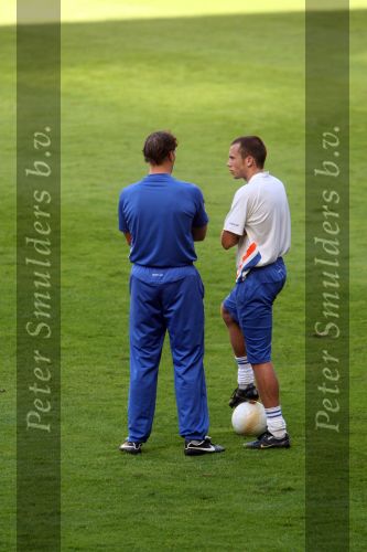 Eindhoven, 4 September 2006
Training Nederlands elftal in het PSV stadion t.g.v. a.s. interland tegen Wit Rusland.
Bondscoach Marco v Basten in gesprek met Johnny Hietinga