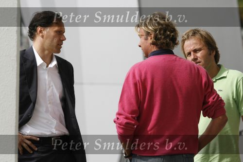 Eindhoven, 4 September 2006
Philips Stadion, bijeenkomst eerste training Nederlands elftal voor de wedstrijd tegen Wit Rusland.
Hans Kraaij Jr. die op dit moment moeilijke tijden door maakt met zijn vriendin hier in gesprek met Marco v Basten en Rob Witschge