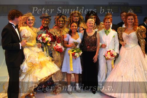 Utrecht, 9 September 2006
Beatrixhal. Permiere musical THE WIZ
De Cast met o.a.Nurlaila Karim, Danny de Munk, Jerrel Houtsnee, Danny Yanga, Jeroen Phaff, Mathilde Santing, Marjolijn Touw, Sophia Wezer, Charly Luske, Peter Rijnbeek, Frits Ssissing en Minister Maria v d Hoeven
