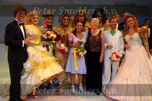 Utrecht, 9 September 2006
Beatrixhal. Permiere musical THE WIZ
De Cast met o.a.Nurlaila Karim, Danny de Munk, Jerrel Houtsnee, Danny Yanga, Jeroen Phaff, Mathilde Santing, Marjolijn Touw, Sophia Wezer, Charly Luske, Peter Rijnbeek, Frits Ssissing en Minister Maria v d Hoeven