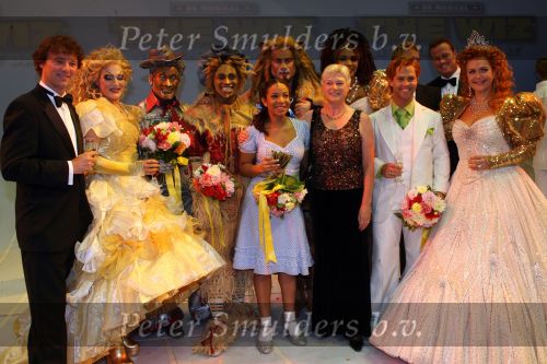 Utrecht, 9 September 2006
Beatrixhal. Permiere musical THE WIZ
De Cast met o.a.Nurlaila Karim, Danny de Munk, Jerrel Houtsnee, Danny Yanga, Jeroen Phaff, Mathilde Santing, Marjolijn Touw, Sophia Wezer, Charly Luske, Peter Rijnbeek, Frits Ssissing en Minister Maria v d Hoeven