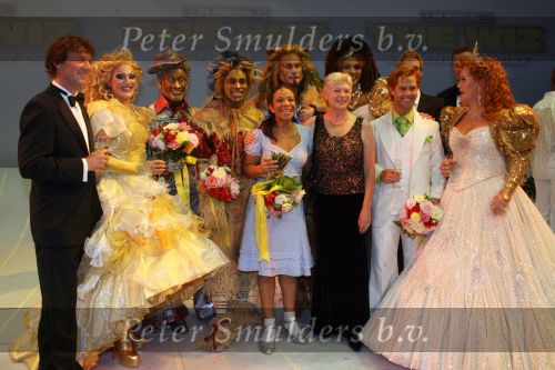 Utrecht, 9 September 2006
Beatrixhal. Permiere musical THE WIZ
De Cast met o.a.Nurlaila Karim, Danny de Munk, Jerrel Houtsnee, Danny Yanga, Jeroen Phaff, Mathilde Santing, Marjolijn Touw, Sophia Wezer, Charly Luske, Peter Rijnbeek, Frits Ssissing en 
Foto Peter Smulders BV
