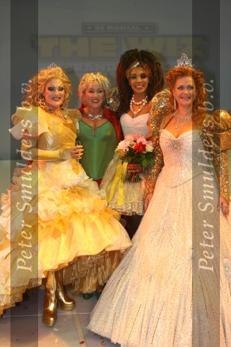 Utrecht, 9 September 2006
Beatrixhal. Permiere musical THE WIZ
Marjolijn touw ( Sadista ), Karin Bloemen, Sophia Wezer ( Acadabra ) en Mathilde Santing (Glinda )