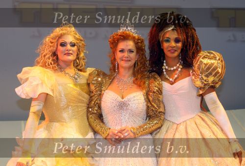 Utrecht, 9 September 2006
Beatrixhal. Permiere musical THE WIZ
Marjolijn touw ( Sadista ), Sophia Wezer ( Acadabra ) en Mathilde Santing (Glinda )