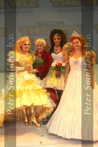 Utrecht, 9 September 2006
Beatrixhal. Permiere musical THE WIZ
Marjolijn touw ( Sadista ), Karin Bloemen, Sophia Wezer ( Acadabra ) en Mathilde Santing (Glinda )