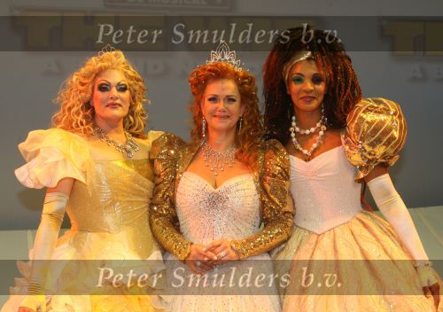 Utrecht, 9 September 2006
Beatrixhal. Permiere musical THE WIZ
Marjolijn touw ( Sadista ), Sophia Wezer ( Acadabra ) en Mathilde Santing (Glinda )