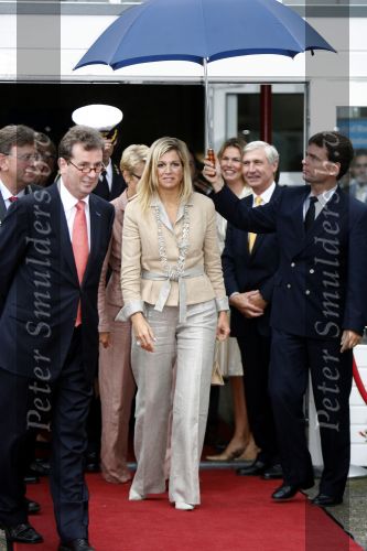 Groningen 5 september 2006
Maxima op bezoek bij de universiteit in Groningen. onder paraplu