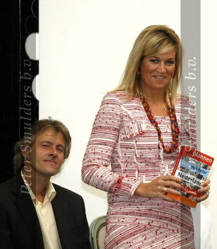 Den Haag 18 mei 2006
Maxima ontvangt boek Voor een beter  Nederland .