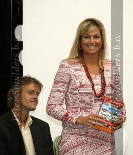 Den Haag 18 mei 2006
Maxima ontvangt boek  30 plannen voor een beter  Nederland .