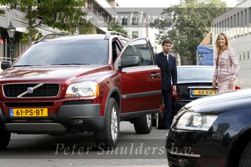 Den Haag 18 mei 2006
Maxima ontvangt boek  30 plannen voor een beter  Nederland .
Maxima wisselt nadat ze met AA auto wegereden is naar haar eigen Volvo C90 jeep