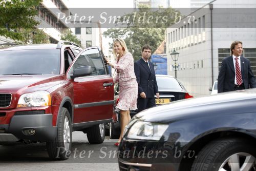 Den Haag 18 mei 2006
Maxima ontvangt boek  30 plannen voor een beter  Nederland .
Maxima wisselt nadat ze met AA auto wegereden is naar haar eigen Volvo C90 jeep
