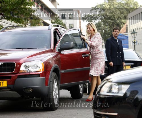 Den Haag 18 mei 2006
Maxima ontvangt boek  30 plannen voor een beter  Nederland .
Maxima wisselt nadat ze met AA auto wegereden is naar haar eigen Volvo C90 jeep