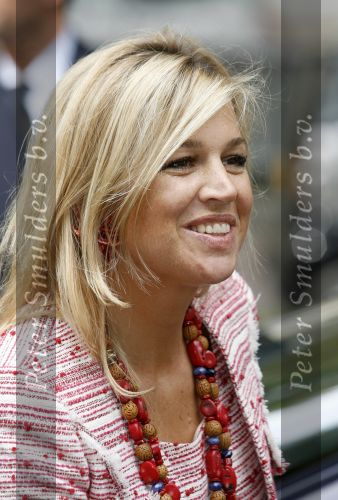 Den Haag 18 september 2006
Maxima ontvangt boek hoe verbeter ik nederland.
