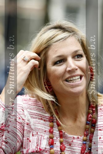 Den Haag 18 september 2006
Maxima ontvangt boek hoe verbeter ik nederland.