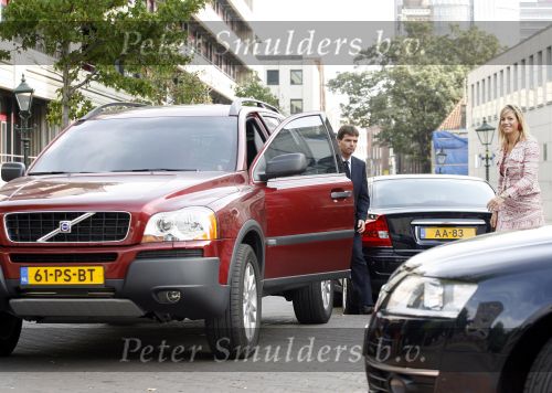 Den Haag 18 mei 2006
Maxima ontvangt boek  30 plannen voor een beter  Nederland .
Maxima wisselt nadat ze met AA auto wegereden is naar haar eigen Volvo C90 jeep