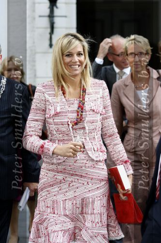 Den Haag 18 mei 2006
Maxima ontvangt boek  30 plannen voor een beter  Nederland .